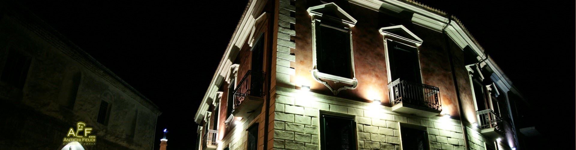 La facciata notturna del palazzo baronale Antichi Feudi a Teggiano