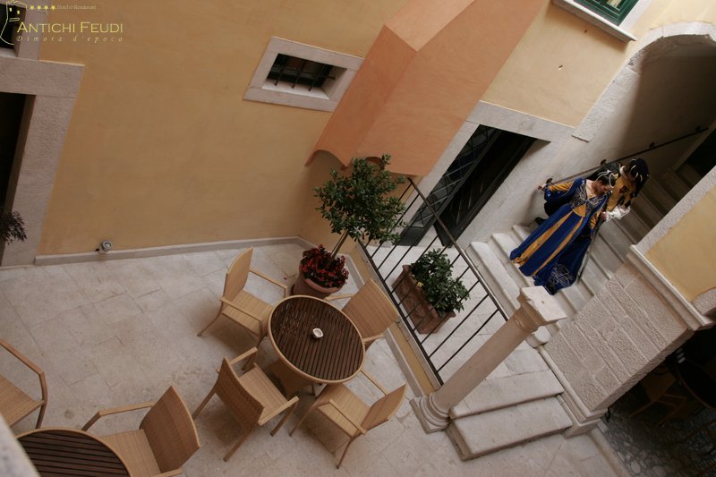 Il Cortile e il Bar — Antichi Feudi, Teggiano