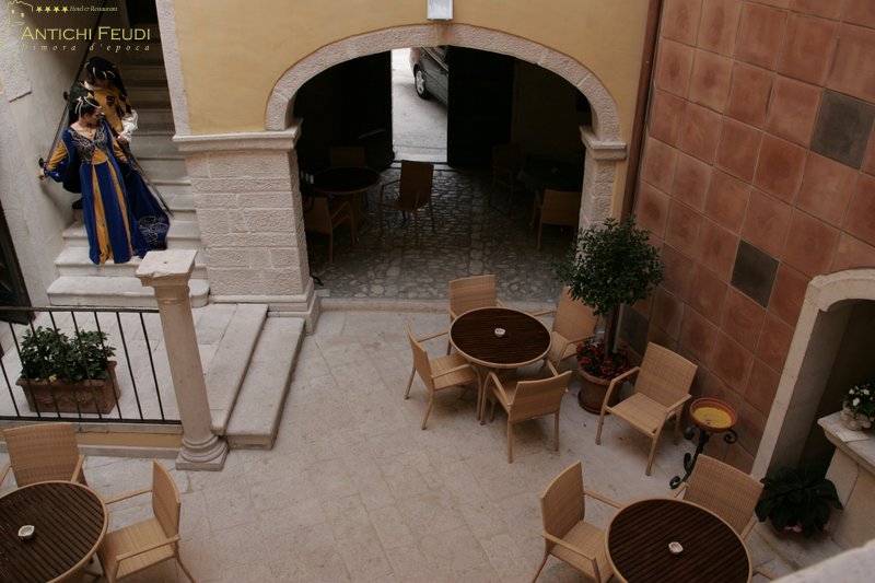 Il Cortile e il Bar — Antichi Feudi, Teggiano