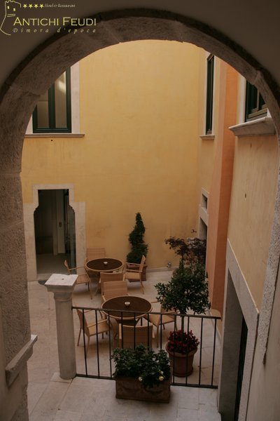 Il Cortile e il Bar — Antichi Feudi, Teggiano
