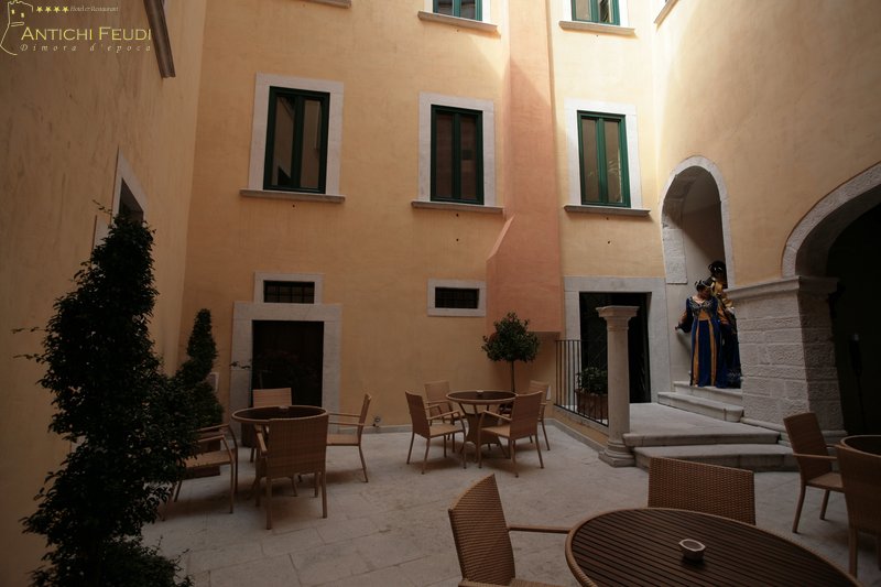 Il Cortile e il Bar — Antichi Feudi, Teggiano