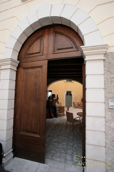 Tredici stanze, tredici casate — Antichi Feudi, Teggiano
