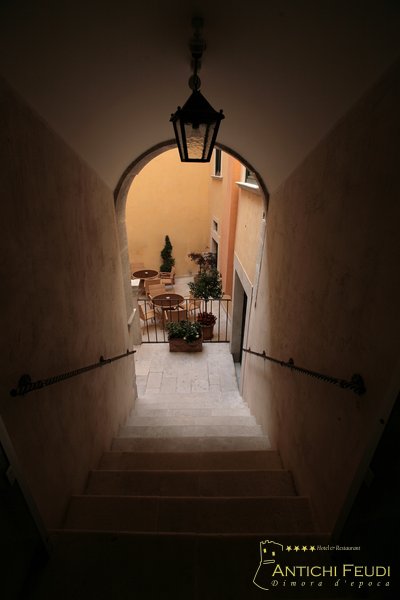 Tredici stanze, tredici casate — Antichi Feudi, Teggiano